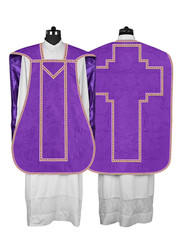 Casulla romana con motivos y ribetes adornados 