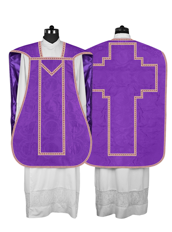 Casulla romana con motivos y ribetes adornados 