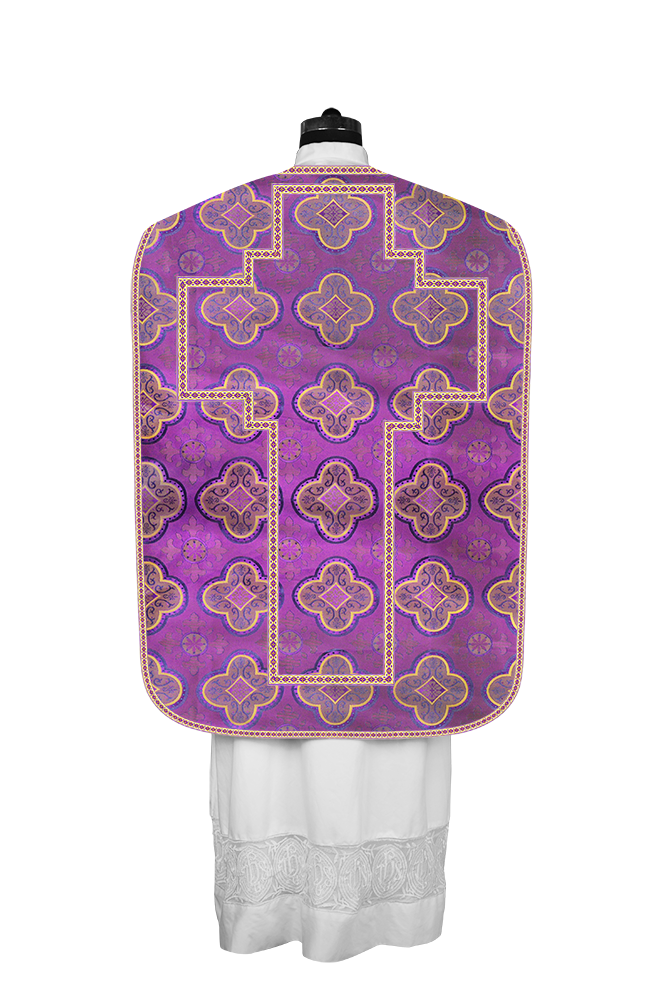 Casulla romana con motivos y ribetes adornados 