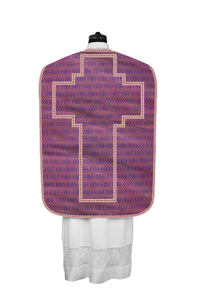 Casulla romana con motivos y ribetes adornados 