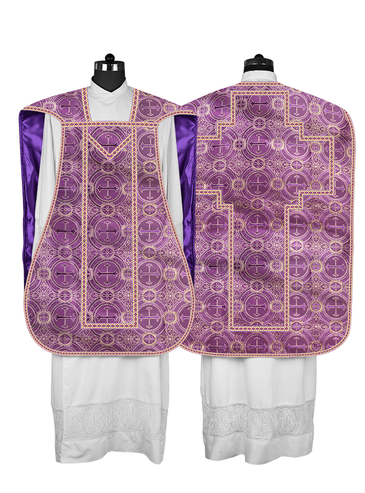 Casulla romana con motivos y ribetes adornados 