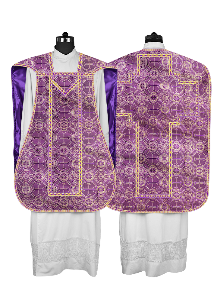 Casulla romana con motivos y ribetes adornados 