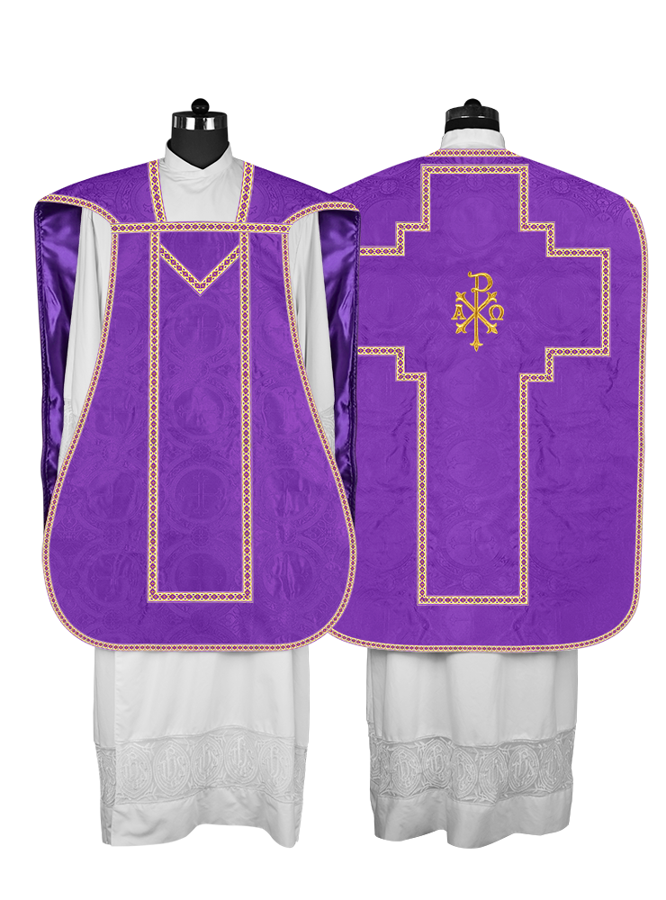 Casulla romana con motivos y ribetes adornados 