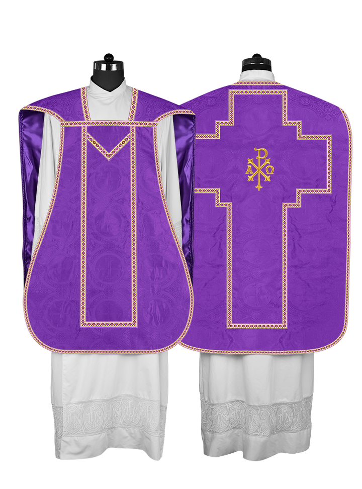 Casulla romana con motivos y ribetes adornados 