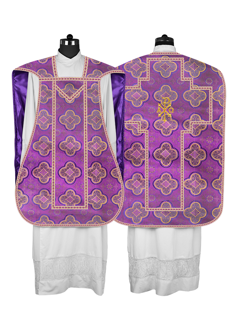 Casulla romana con motivos y ribetes adornados 