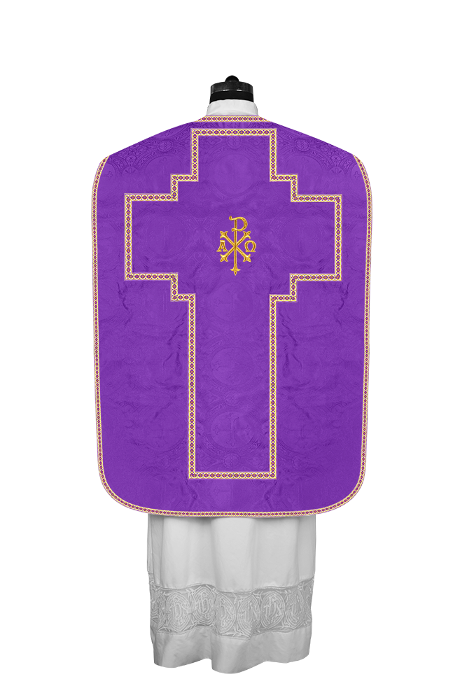 Casulla romana con motivos y ribetes adornados 