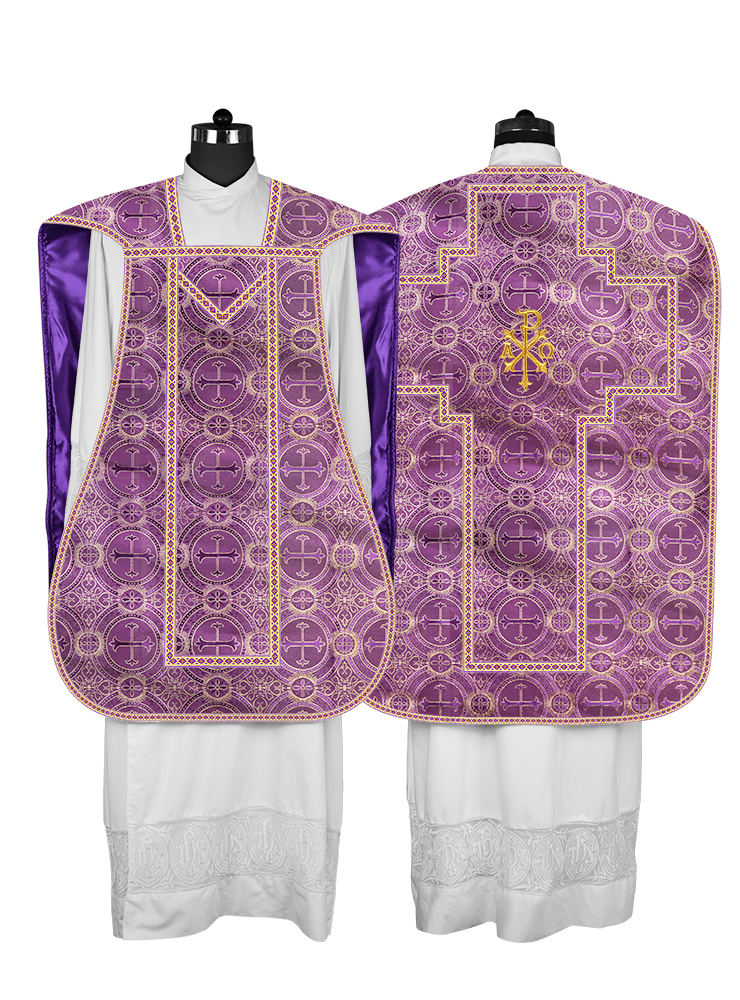 Casulla romana con motivos y ribetes adornados 