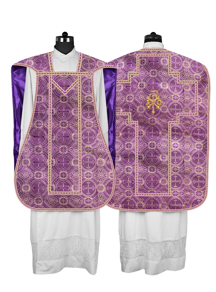 Casulla romana con motivos y ribetes adornados 