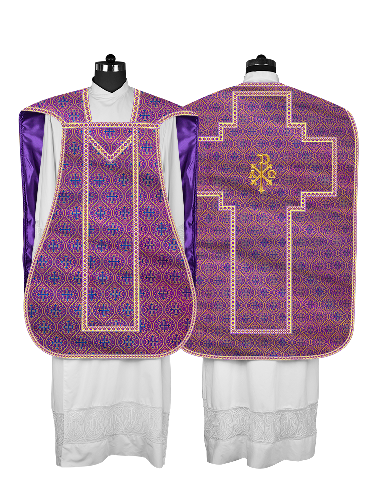 Casulla romana con motivos y ribetes adornados 