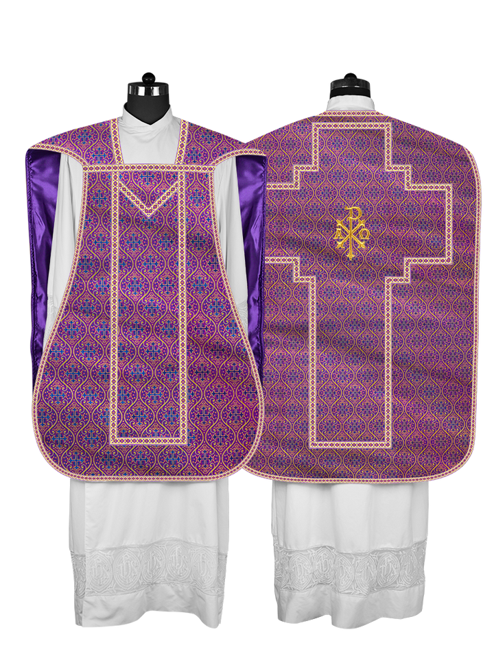 Casulla romana con motivos y ribetes adornados 