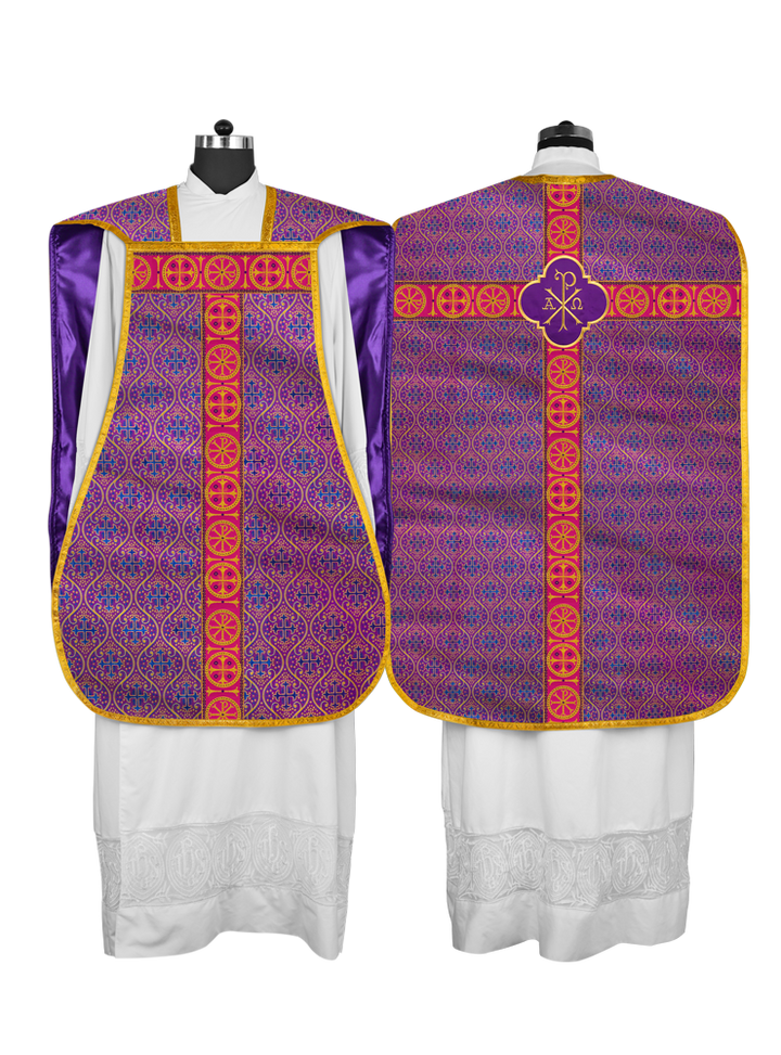 Casulla romana con motivo espiritual y trenzas ornamentadas 