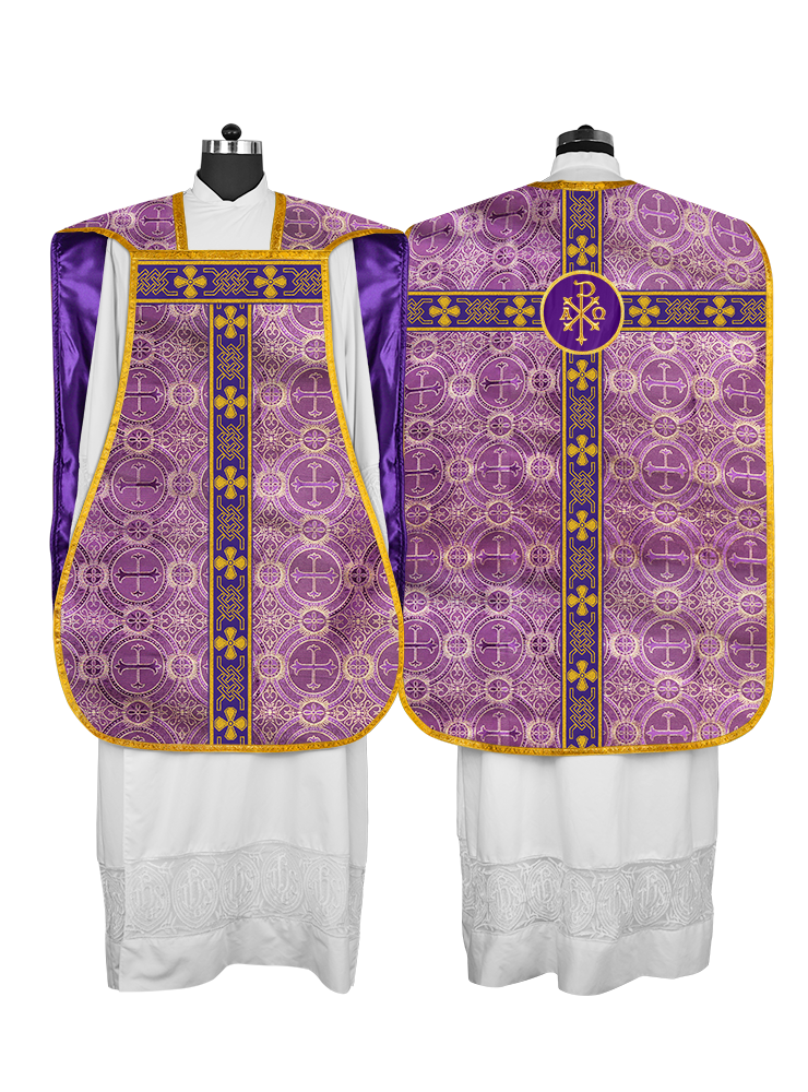Casulla romana adornada con encaje 