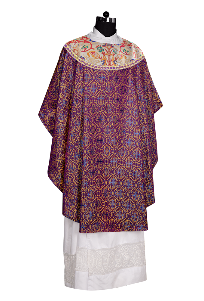 Casulla de tapiz con trenzas y ribetes detallados