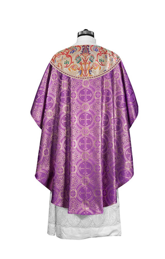 Casulla de tapiz con trenzas y ribetes detallados