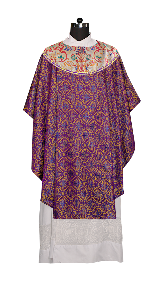 Casulla de tapiz con trenzas y ribetes detallados