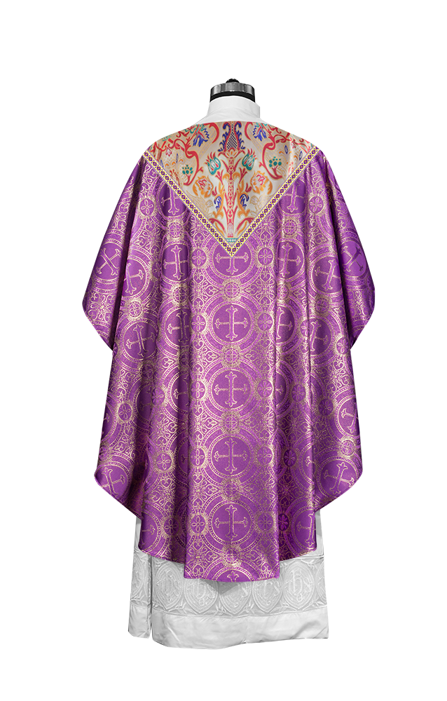 Casulla de tapiz con trenzas y ribetes detallados