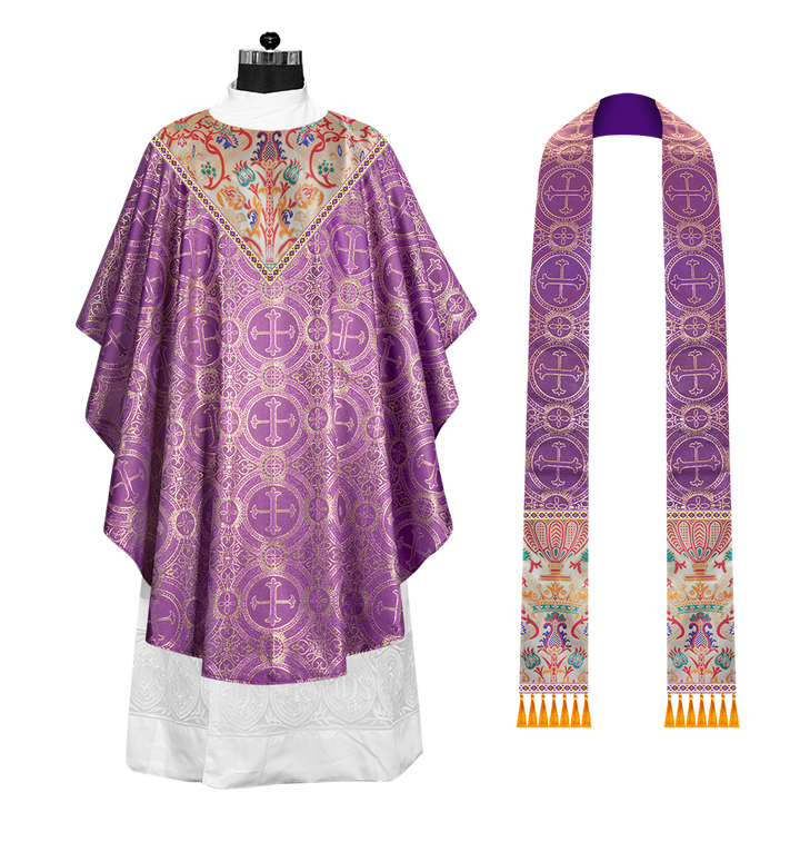 Casulla de tapiz con trenzas y ribetes detallados