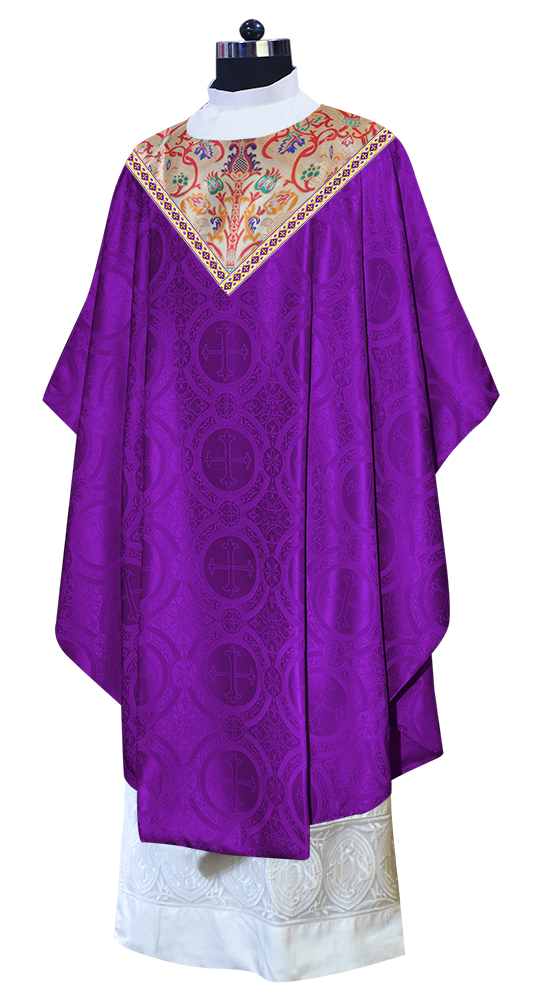 Casulla de tapiz con trenzas y ribetes detallados