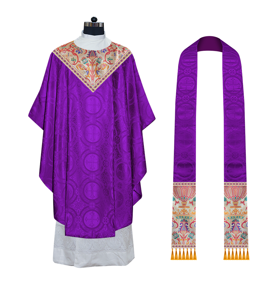 Casulla de tapiz con trenzas y ribetes detallados