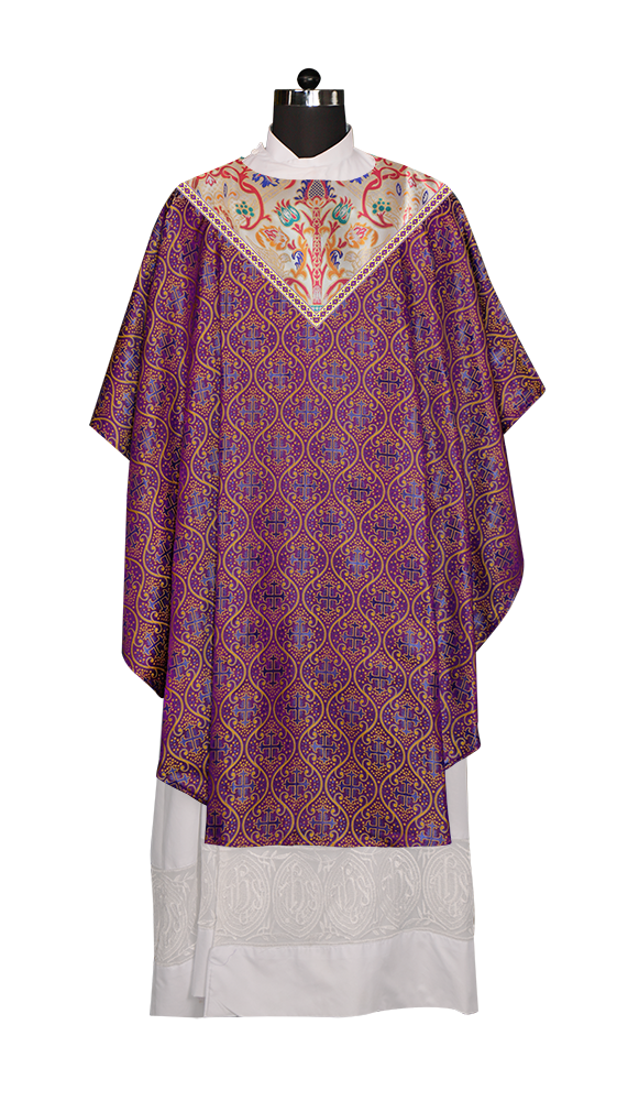 Casulla de tapiz con trenzas y ribetes detallados