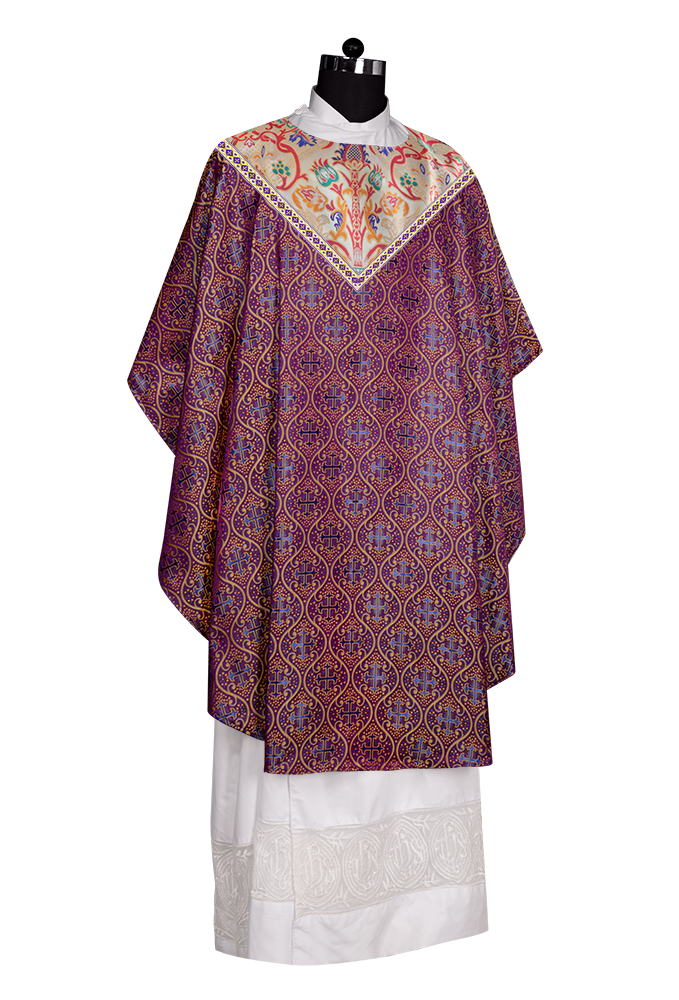 Casulla de tapiz con trenzas y ribetes detallados