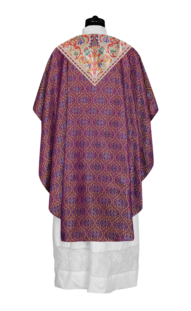 Casulla de tapiz con trenzas y ribetes detallados