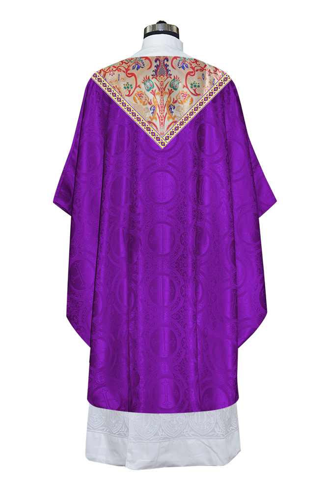 Casulla de tapiz con trenzas y ribetes detallados