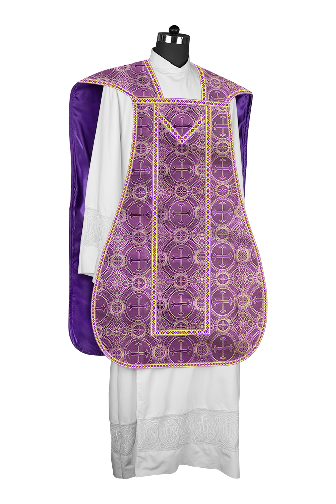 Casulla romana con motivos y ribetes adornados 