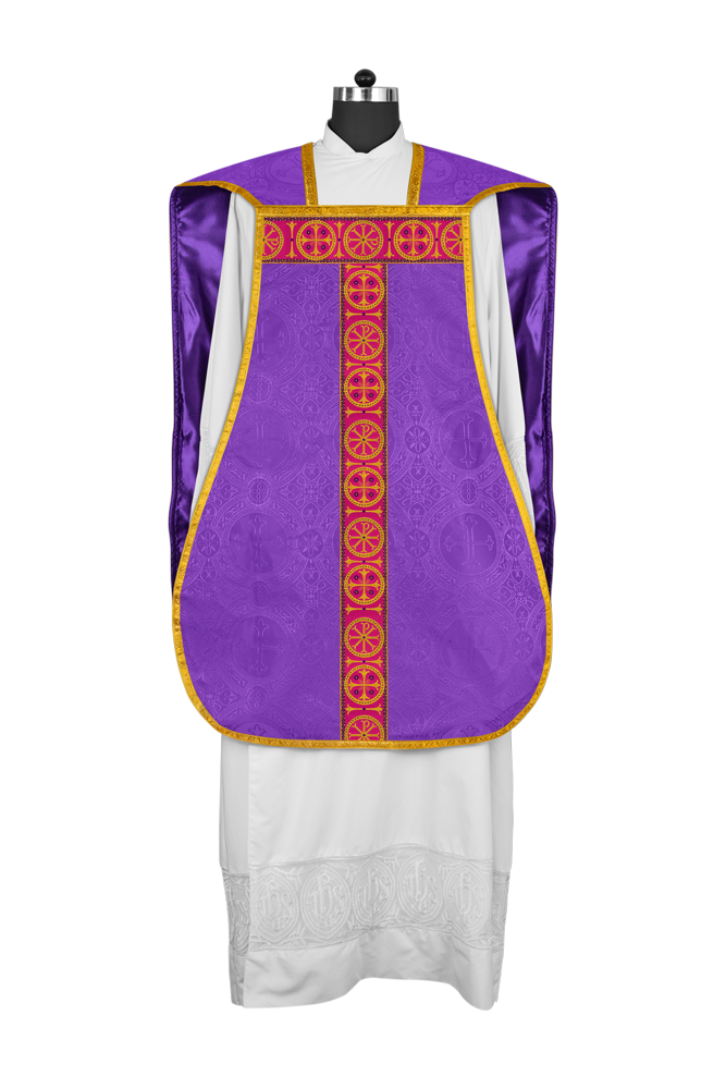 Casulla romana con motivo espiritual y trenzas ornamentadas 