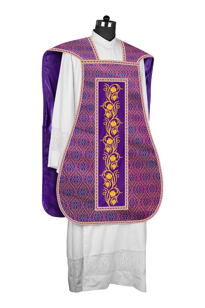 Casulla romana con bordados y adornos de uvas 