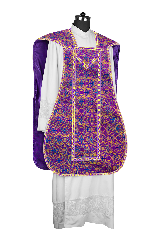 Casulla romana con motivos y ribetes adornados 