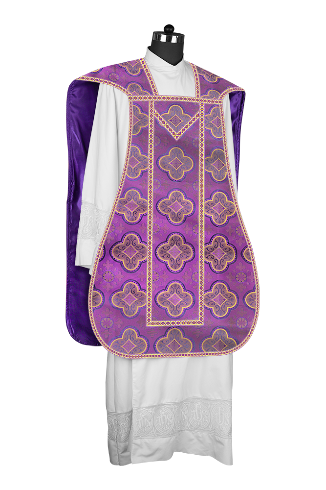 Casulla romana con motivos y ribetes adornados 