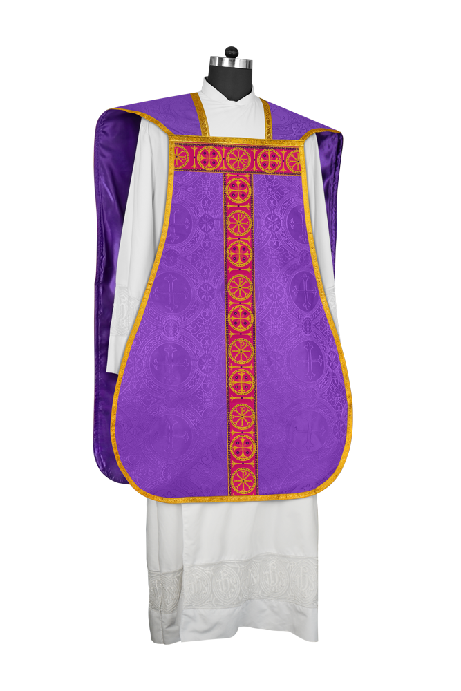 Casulla romana con motivo espiritual y trenzas ornamentadas 