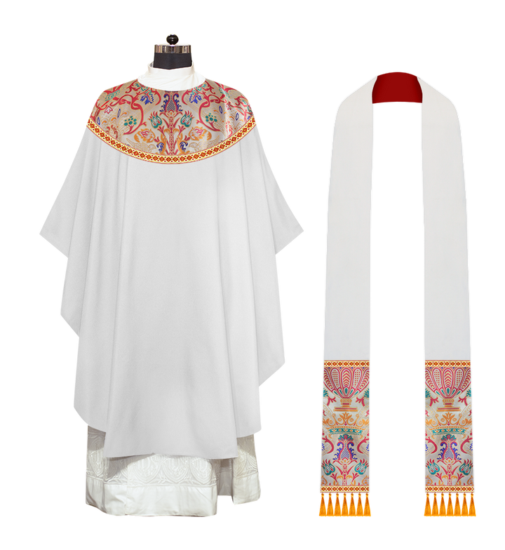 Casulla de tapiz con trenzas y ribetes detallados