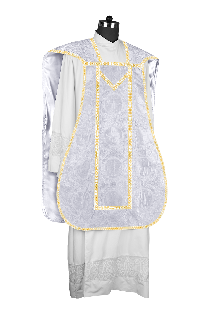 Casulla romana con motivos y ribetes adornados 