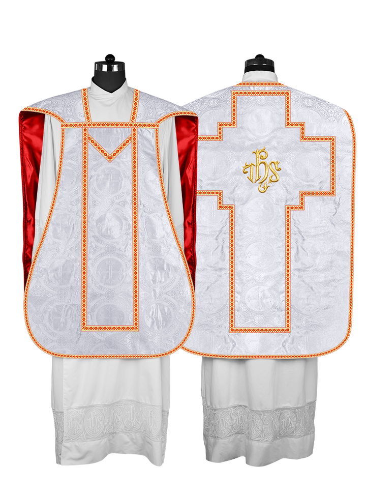 Casulla romana con motivos y ribetes adornados 