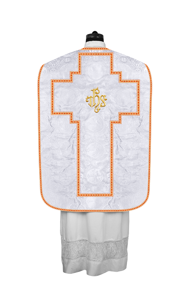 Casulla romana con motivos y ribetes adornados 