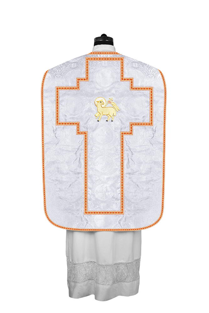 Casulla romana con motivos y ribetes adornados 