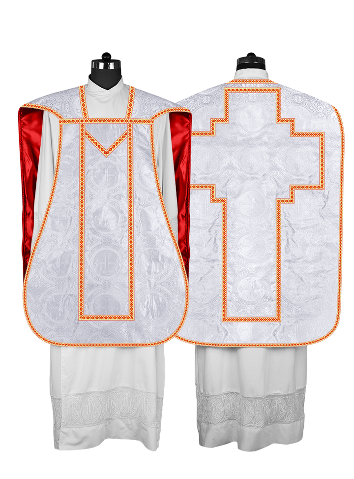 Casulla romana con motivos y ribetes adornados 