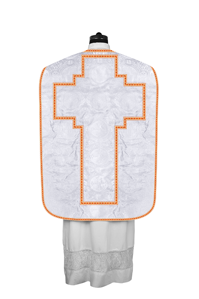 Casulla romana con motivos y ribetes adornados 