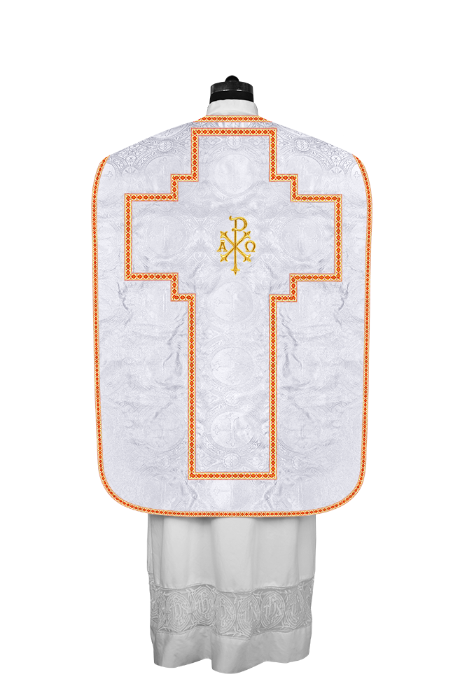 Casulla romana con motivos y ribetes adornados 