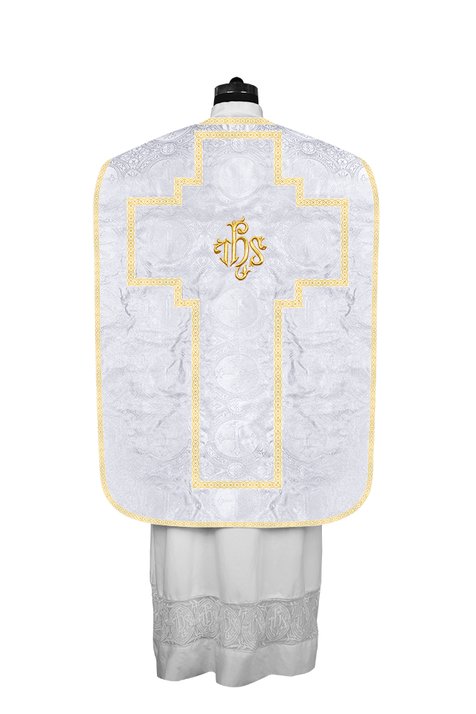 Casulla romana con motivos y ribetes adornados 