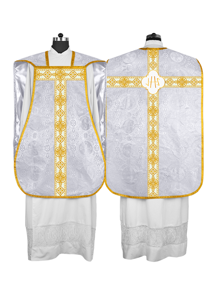 Vestimenta con espalda de violín y motivo bordado 