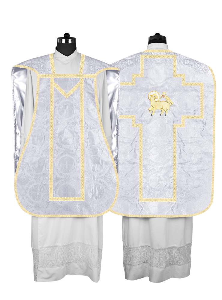 Casulla romana con motivos y ribetes adornados 