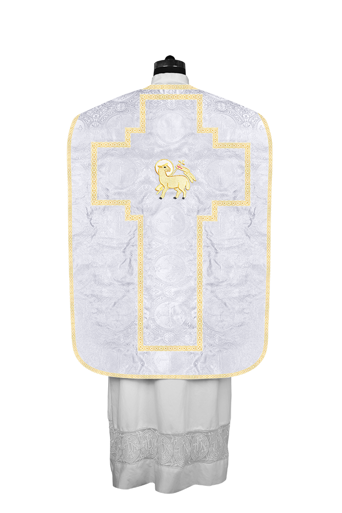 Casulla romana con motivos y ribetes adornados 