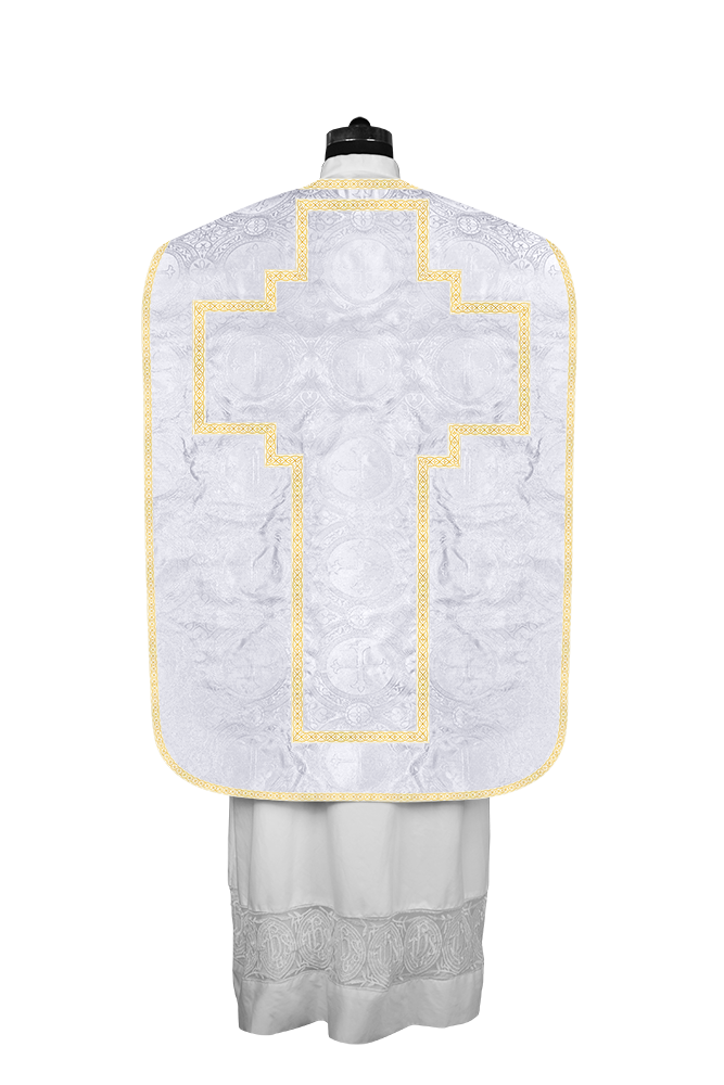 Casulla romana con motivos y ribetes adornados 