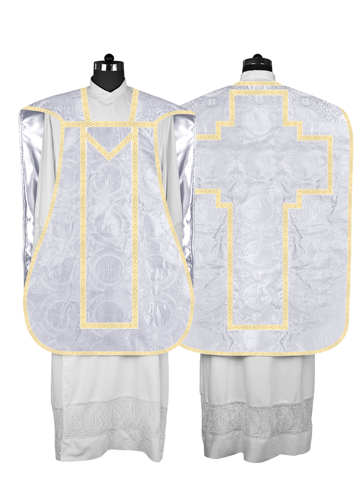 Casulla romana con motivos y ribetes adornados 