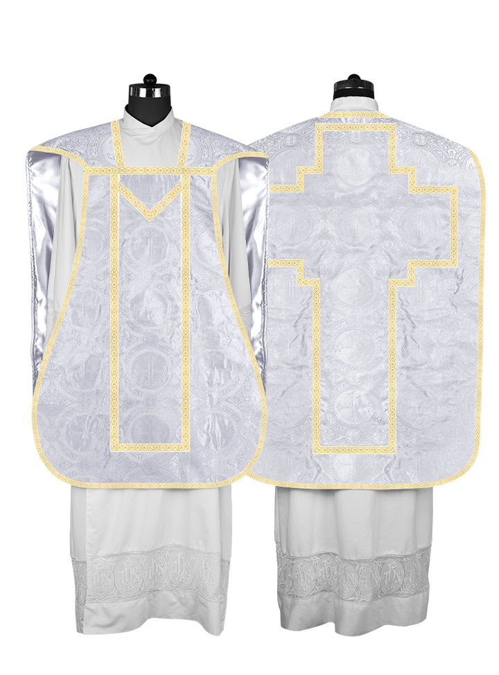 Casulla romana con motivos y ribetes adornados 