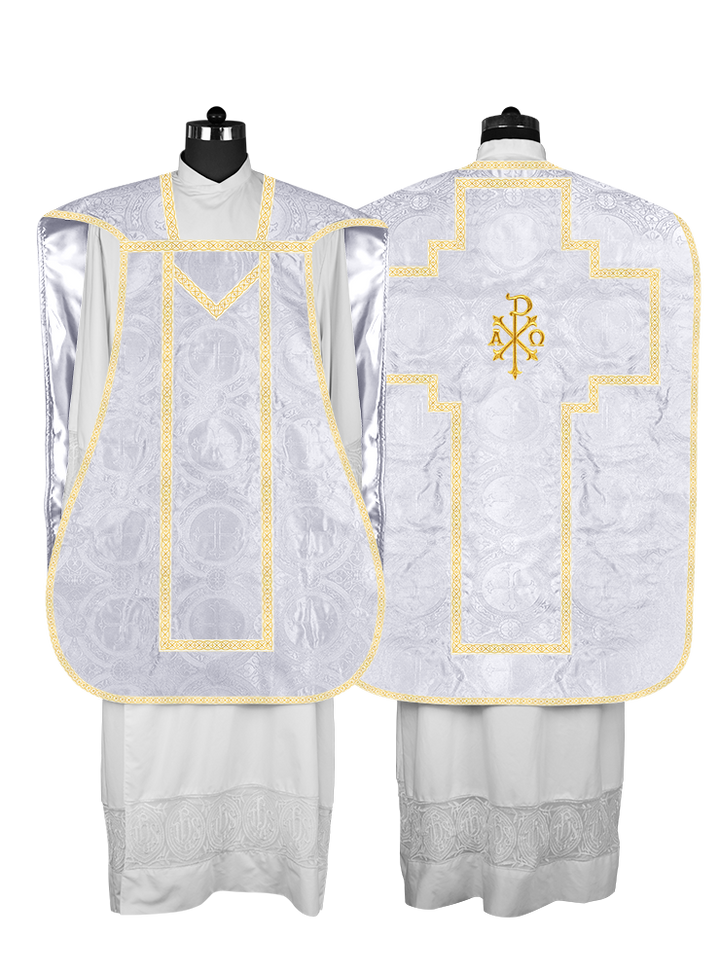 Casulla romana con motivos y ribetes adornados 