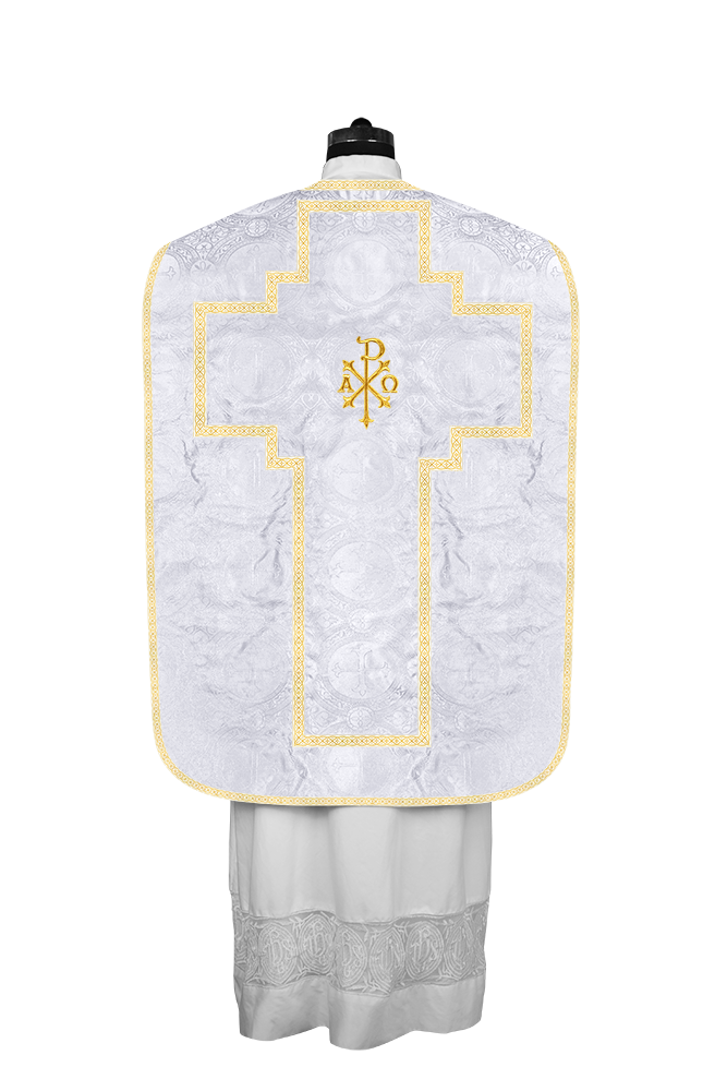 Casulla romana con motivos y ribetes adornados 